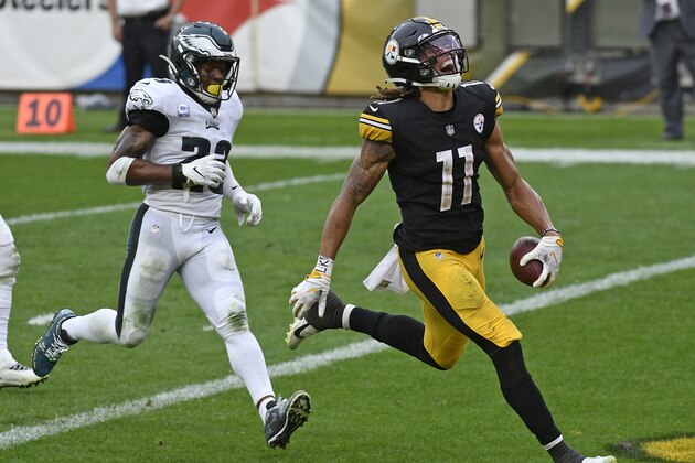 El wide receiver Chase Claypool (11) anota su cuarto touchdown para los Steelers de Pittsburgh en el duelo ante los Eagles de Filadelfia, el domingo 11 de octubre de 2020, en Pittsburgh. (AP Foto/Don Wright)