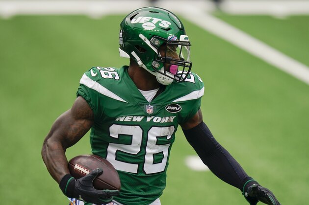 New York Jets running back Le'Veon Bell runs the ball during the first half of an NFL football game against the Arizona Cardinals, Sunday, Oct. 11, 2020, in East Rutherford, N.J. (AP Photo/Seth Wenig)