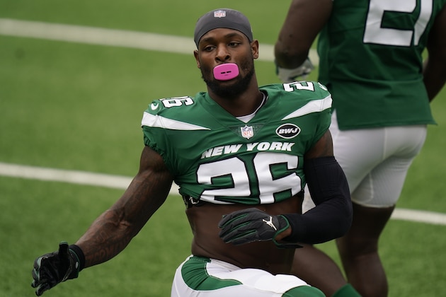 New York Jets running back Le'Veon Bell practices before an NFL football game against the Arizona Cardinals, Sunday, Oct. 11, 2020, in East Rutherford. (AP Photo/Seth Wenig)