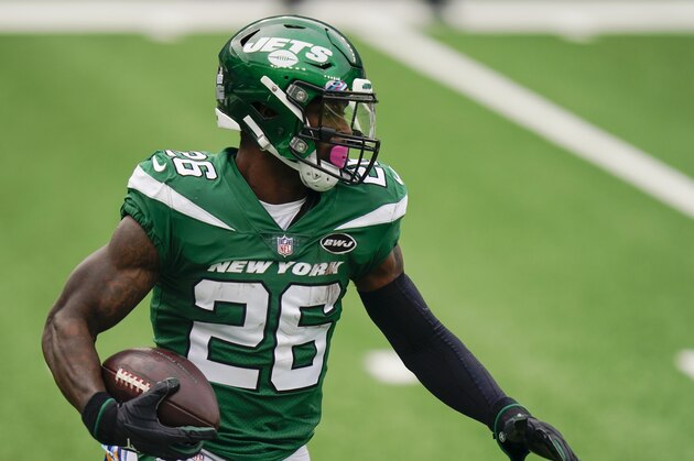 New York Jets running back Le'Veon Bell runs the ball during the first half of an NFL football game against the Arizona Cardinals, Sunday, Oct. 11, 2020, in East Rutherford, N.J. (AP Photo/Seth Wenig)