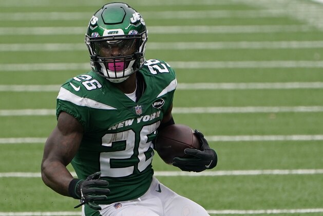 New York Jets running back Le'Veon Bell runs the ball during the second half of an NFL football game against the Arizona Cardinals, Sunday, Oct. 11, 2020, in East Rutherford. (AP Photo/Seth Wenig)