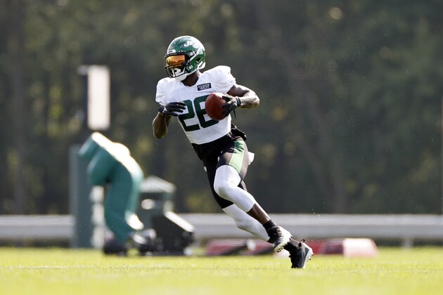 New York Jets running back Le'Veon Bell (26) during a practice at the NFL football team's training camp in Florham Park, N.J., Tuesday, Aug. 25, 2020. (AP Photo/Adam Hunger)