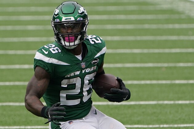 New York Jets running back Le'Veon Bell runs the ball during the second half of an NFL football game against the Arizona Cardinals, Sunday, Oct. 11, 2020, in East Rutherford. (AP Photo/Seth Wenig)
