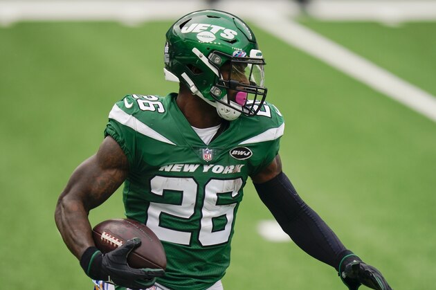 New York Jets running back Le'Veon Bell runs the ball during the first half of an NFL football game against the Arizona Cardinals, Sunday, Oct. 11, 2020, in East Rutherford, N.J. (AP Photo/Seth Wenig)
