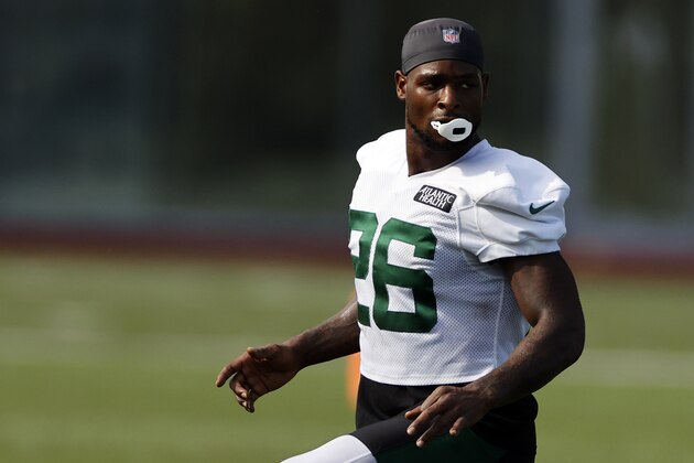 New York Jets running back Le'Veon Bell (26) during a practice at the NFL football team's training camp in Florham Park, N.J., Saturday, Aug. 22, 2020. (AP Photo/Adam Hunger)