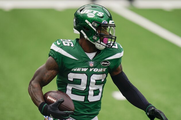 New York Jets running back Le'Veon Bell runs the ball during the first half of an NFL football game against the Arizona Cardinals, Sunday, Oct. 11, 2020, in East Rutherford, N.J. (AP Photo/Seth Wenig)