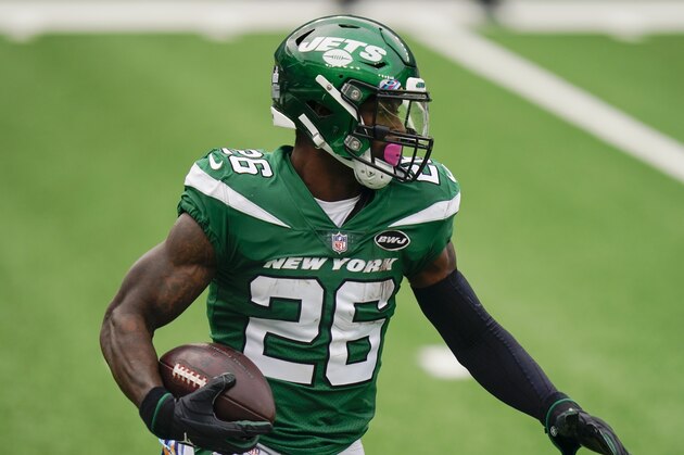 New York Jets running back Le'Veon Bell runs the ball during the first half of an NFL football game against the Arizona Cardinals, Sunday, Oct. 11, 2020, in East Rutherford, N.J. (AP Photo/Seth Wenig)
