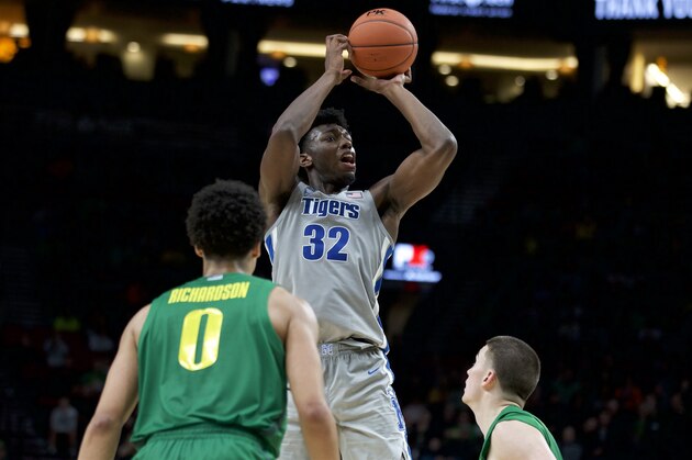 Memphis center James Wiseman, center, shoots in front of Oregon guards Will Richardson, left, and Payton Pritchard during the second half of an NCAA college basketball game in Portland, Ore., Tuesday, Nov. 12, 2019. Oregon won 82-74. (AP Photo/Craig Mitchelldyer)