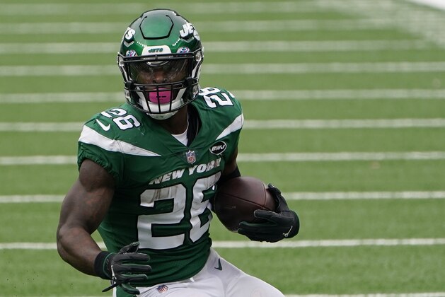 New York Jets running back Le'Veon Bell runs the ball during the second half of an NFL football game against the Arizona Cardinals, Sunday, Oct. 11, 2020, in East Rutherford. (AP Photo/Seth Wenig)