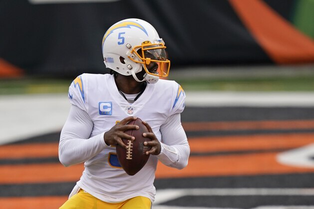 Tyrod Taylor, quarterback de los Chargers de Los Ángeles, se dispone a lanzar un pase durante el partido ante los Bengals de Cincinnati, el domingo 13 de septiembre de 2020 (AP Foto/Bryan Woolston)