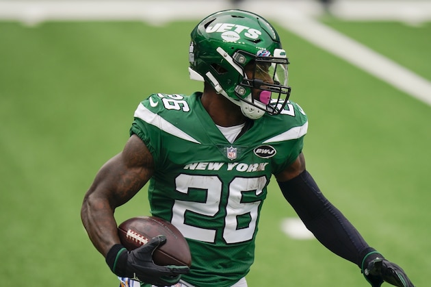 New York Jets running back Le'Veon Bell runs the ball during the first half of an NFL football game against the Arizona Cardinals, Sunday, Oct. 11, 2020, in East Rutherford, N.J. (AP Photo/Seth Wenig) New York Jets running back Le'Veon Bell runs the ball during the first half of an NFL football game against the Arizona Cardinals, Sunday, Oct. 11, 2020, in East Rutherford, N.J. (AP Photo/Seth Wenig)