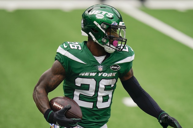 New York Jets running back Le'Veon Bell runs the ball during the first half of an NFL football game against the Arizona Cardinals, Sunday, Oct. 11, 2020, in East Rutherford, N.J. (AP Photo/Seth Wenig)