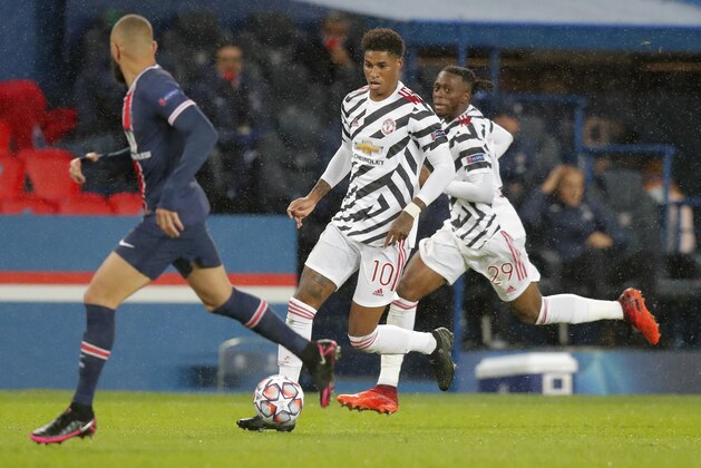 Manchester United's Marcus Rashford runs with the ball during the Champions League group H soccer match between Paris Saint-Germain and Manchester United at the Parc des Princes in Paris, France, Tuesday, Oct. 20, 2020. (AP Photo/Michel Euler)