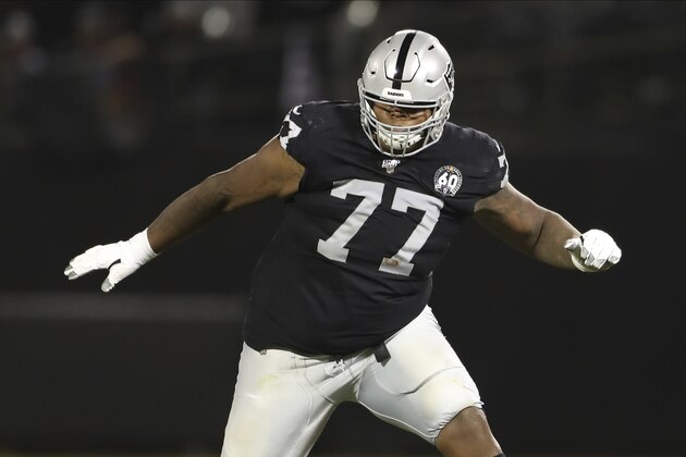 ARCHIVO.- Foto del 9 de septiembre del 2019 el tacle de los Raiders de Oakland Trent Brown en una jugada ante los Broncos de Denver en Oakland, California. El miércoles 21 de octubre del 2020 cinco linieros fueron enviados a casa y no entrenaron como parte del rastreo de contactos después de que Brown dio positivo por coronavirus. (AP Photo/Peter Joneleit, File) ARCHIVO.- Foto del 9 de septiembre del 2019 el tacle de los Raiders de Oakland Trent Brown en una jugada ante los Broncos de Denver en Oakland, California. El miércoles 21 de octubre del 2020 cinco linieros fueron enviados a casa y no entrenaron como parte del rastreo de contactos después de que Brown dio positivo por coronavirus. (AP Photo/Peter Joneleit, File)