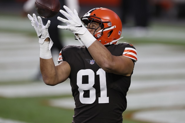 Cleveland Browns tight end Austin Hooper (81) warms up before an NFL football game against the Cincinnati Bengals, Thursday, Sept. 17, 2020, in Cleveland. (AP Photo/Ron Schwane)