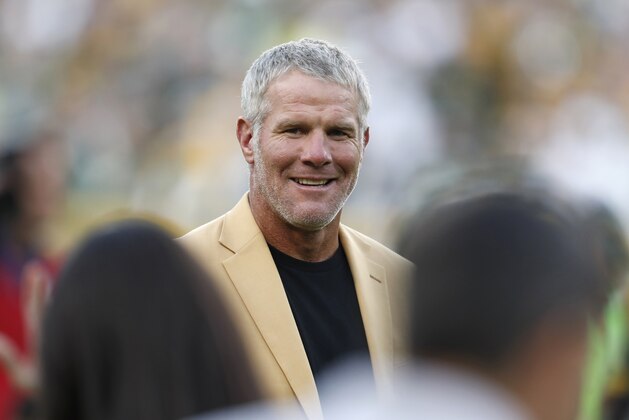ARCHIVO - En esta foto de archivo del 16 de octubre de 2016, el quarterback retirado Brett Favre aparece durante una ceremonia en el medio tiempo del partido entre los Packers de Green Bay y los Cowboys de Dallas (AP Foto/Matt Ludtke, archivo)