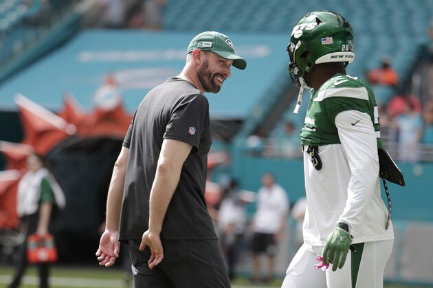 New York Jets head coach Adam Gase laughs with New York Jets running back Le'Veon Bell (26) during practice before an NFL football game, Sunday, Nov. 3, 2019, in Miami Gardens, Fla. (AP Photo/Lynne Sladky)
