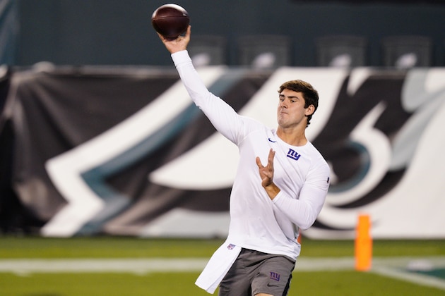 New York Giants' Daniel Jones warms up before an NFL football game against the Philadelphia Eagles, Thursday, Oct. 22, 2020, in Philadelphia. (AP Photo/Chris Szagola)