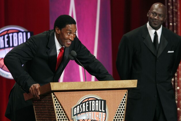 Basketball Hall of Fame inductee Scottie Pippen, left, speaks as former teammate Michael Jordan listens during the enshrinement ceremony in Springfield, Mass., Friday, Aug. 13, 2010. (AP Photo/Elise Amendola)