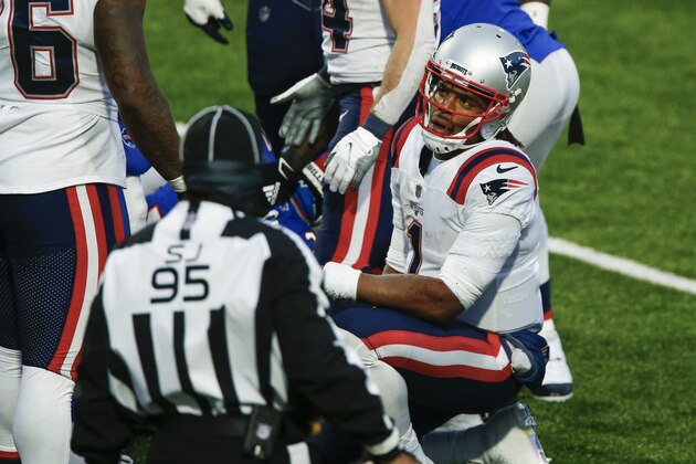 El quarterback Cam Newton (1) de los Patriots de Nueva Inglaterra tras perder el balón en la última ofensiva del partido contra los Bills de Buffalo, el domingo 1 de noviembre de 2020. (AP Foto/John Munson)