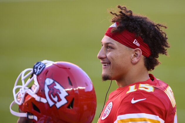 Kansas City Chiefs quarterback Patrick Mahomes (15) watches from the sidelines as the time runs out in their NFL football game against the New York Jets, Sunday, Nov. 1, 2020, in Kansas City, Mo. (AP Photo/Reed Hoffmann)