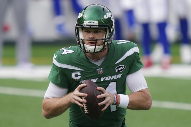 New York Jets quarterback Sam Darnold looks to pass on the run during the first half of an NFL football game, Sunday, Oct. 25, 2020, in East Rutherford. (AP Photo/John Minchillo)
