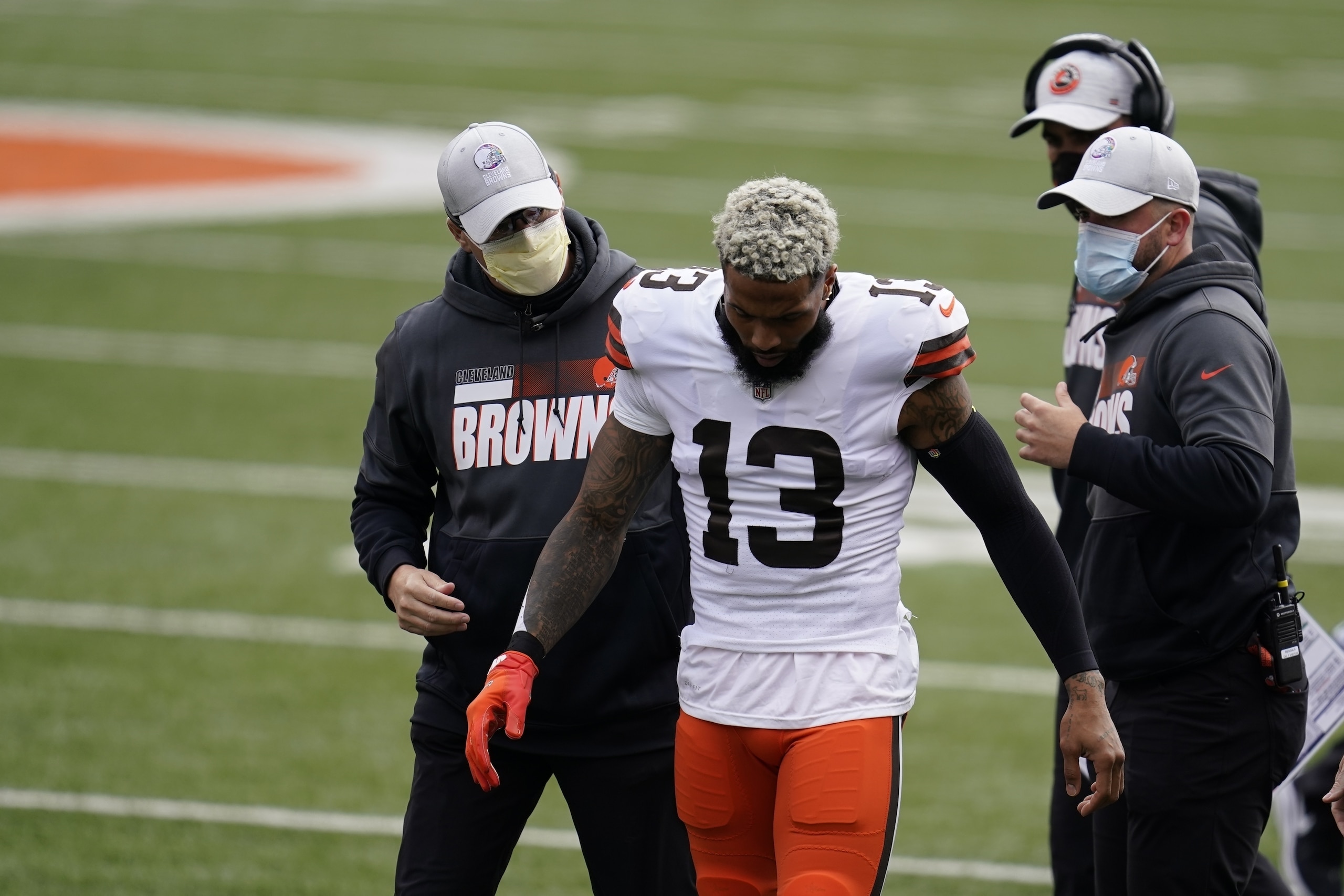 En foto del 25 de octubre del 2020, el wide receiver de los Browns de Cleveland Odell Beckham Jr. (13) abandona el campo durante el primer tiempo del partido contra los Bengals de Cincinnati. El miércoles 4 de noviembre del 2020 los Browns anuncian que Beckham Jr. se someterá a una cirugía para reparar el ligamento anterior cruzado de la rodilla y que estará fuera al menos un año. (AP Foto/Michael Conroy) En foto del 25 de octubre del 2020, el wide receiver de los Browns de Cleveland Odell Beckham Jr. (13) abandona el campo durante el primer tiempo del partido contra los Bengals de Cincinnati. El miércoles 4 de noviembre del 2020 los Browns anuncian que Beckham Jr. se someterá a una cirugía para reparar el ligamento anterior cruzado de la rodilla y que estará fuera al menos un año. (AP Foto/Michael Conroy)