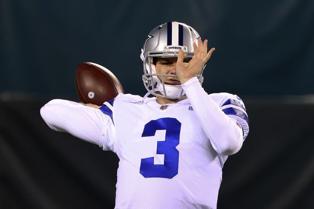 En foto del primero de noviembre del 2020, Garrett Gilbert, quarterback de los Cowboys de Dallas, calienta antes del juego ante los Eagles de Filadelfia. El miércoles 4 de noviembre del 2020 los Cowboys alinearán a su cuarto quarterback titular de la temporada ante el invicto Pittsburgh debido a que Andy Dalton no está disponible por los protocolos de COVID-19..(AP Photo/Rich Schultz)