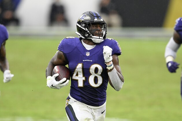 Baltimore Ravens inside linebacker Patrick Queen (48) runs with a ball that was fumbled by Cincinnati Bengals wide receiver Mike Thomas and returned it for a 53-yard touchdown during the second half of an NFL football game, Sunday, Oct. 11, 2020, in Baltimore. (AP Photo/Nick Wass)