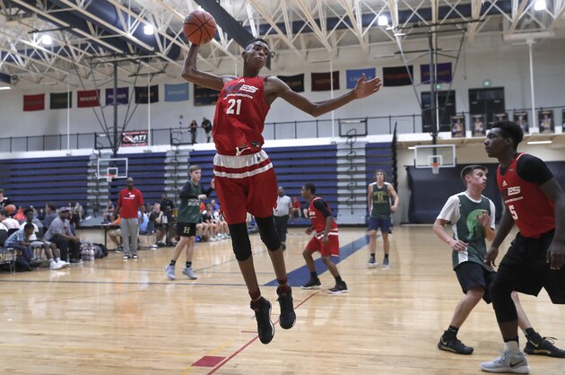 Emoni Bates plays against Howell High School during a fall league basketball game in Saline, Mich., Sunday, Oct. 8, 2017. (AP Photo/Paul Sancya)