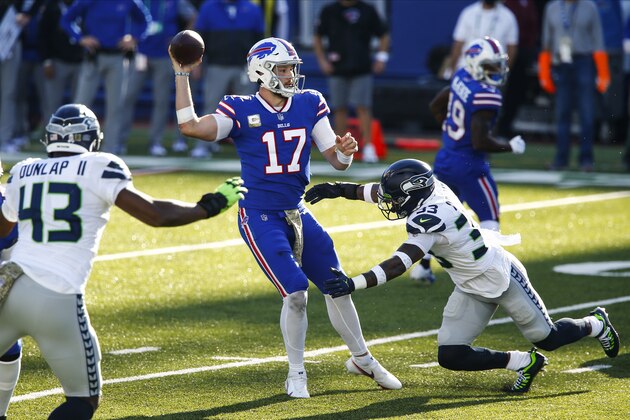 El quarterback de los Bills de BÃºfalo Josh Allen lanza un pase mientras lo defiende Jamal Adams de los Seahawks de Seattle el domingo 8 de noviembre del 2020. (AP Photo/John Munson)