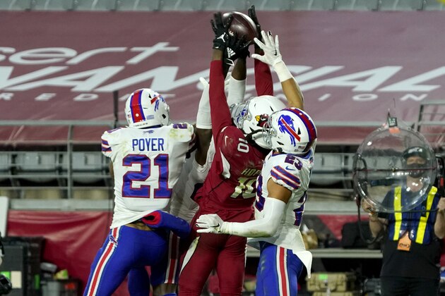 El wide receiver DeAndre Hopkins (10), de los Cardinals de Arizona, atrapa el pase del triunfo ante la marca del free safety Jordan Poyer (21) y el strong safety Micah Hyde (23), de los Bills de Buffalo, en el juego del domingo 15 de noviembre de 2020, en Glendale, Arizona. (AP Foto/Rick Scuteri)