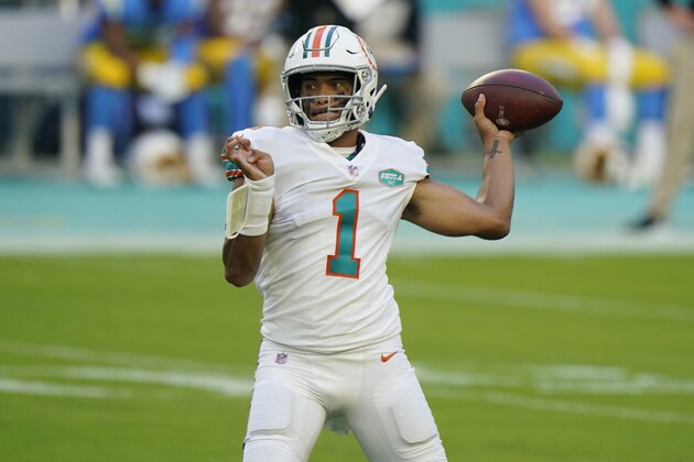 El quarterback novato Tua Tagovailoa, de los Dolphins de Miami, prepara el pase en el duelo de NFL ante los Chargers de Los Ángeles, el domingo 15 de noviembre de 2020, en Miami Gardens, Florida. (AP Foto/Wilfredo Lee)