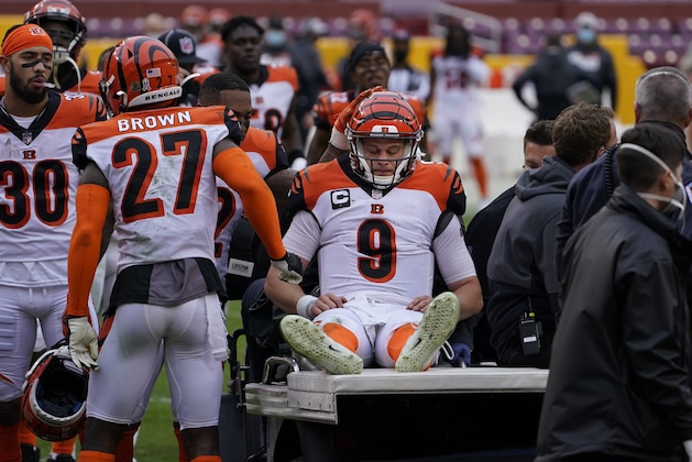 El quarterback de los Bengals de Cincinnati Joe Burrow es consolado por sus compañeros tras sufrir una lesión de rodilla en el encuentro del domingo 22 de noviembre del 2020 ante Washington. (AP Photo/Susan Walsh)