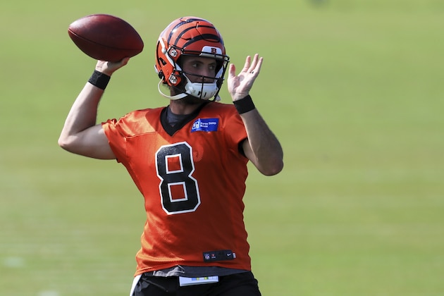 Cincinnati Bengals' Brandon Allen throws a pass during an NFL football camp practice in Cincinnati, Monday, Aug. 17, 2020. (AP Photo/Aaron Doster)