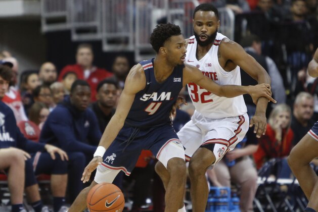 Samford's Myron Gordon, left, looks for an opening to pass as Ohio State's Keyshawn Woods defends during the second half of an NCAA college basketball game Tuesday, Nov. 20, 2018, in Columbus, Ohio. Ohio State beat Samford 68-50. (AP Photo/Jay LaPrete)