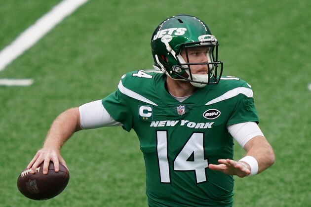 New York Jets quarterback Sam Darnold looks to throw during the first half of an NFL football game against the Buffalo Bills, Sunday, Oct. 25, 2020, in East Rutherford, N.J. (AP Photo/John Minchillo)