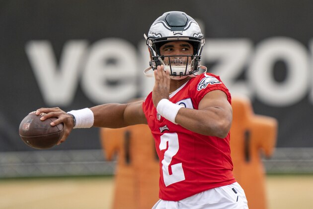Philadelphia Eagles quarterback Jalen Hurts (2) runs a drill during NFL football practice, Friday, Nov. 27, 2020, in Philadelphia. (AP Photo/Chris Szagola, Pool)