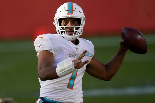 En foto del 22 de noviembre del 2020, el quarterback de los Dolphins de Miami Tua Tagovailoa lanza el balón en el juego ante los Broncos. El jueves 26 de noviembre del 2020 el pulgar adolorido de Tua Tagovailoa estaba mejor el jueves y el coach de los Dolphins de Miami Brian Flores expresó su optimismo de que el quarterback novato podrá jugar el domingo ante los Jets de Nueva York. (AP Photo/David Zalubowski)