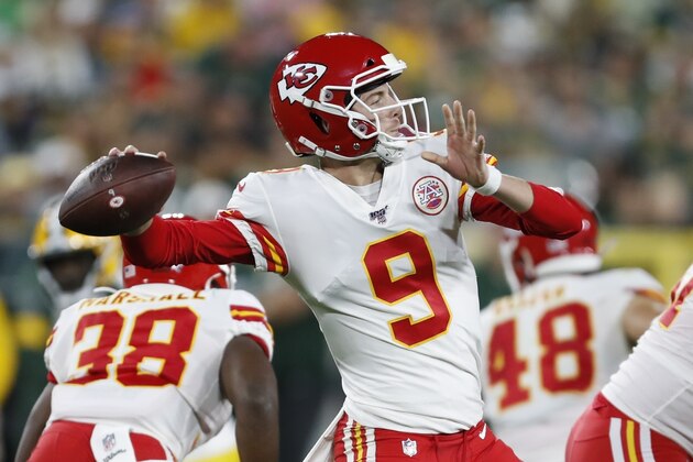 Kansas City Chiefs' Kyle Shurmur throw2 during the first half of a preseason NFL football gameah=Thursday, Aug. 29, 2019, in Green Bay, Wis. (AP Photo/Matt Ludtke)
