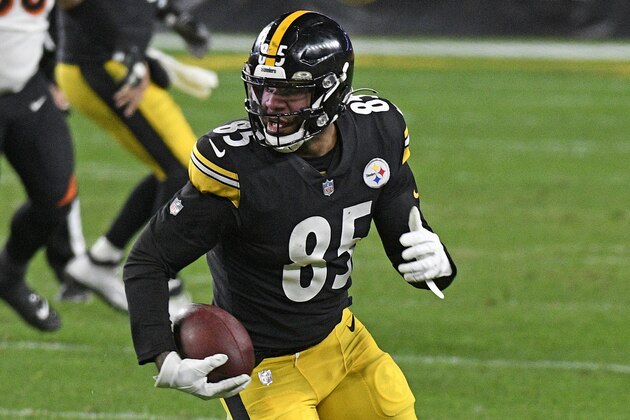 Pittsburgh Steelers tight end Eric Ebron (85) carries the ball during the first half of an NFL football game against the Cincinnati Bengals in Pittsburgh, Sunday, Nov. 15, 2020. (AP Photo/Don Wright)