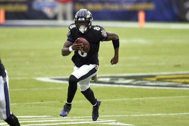 Lamar Jackson, quarterback de los Ravens de Baltimore, acarrea el balÃ³n en el partido del domingo 22 de noviembre ante los Titans de Tennessee (AP Foto/Gail Burton)