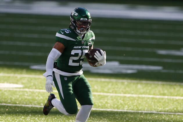 New York Jets' Ty Johnson runs the ball during the first half an NFL football game against the Las Vegas Raiders, Sunday, Dec. 6, 2020, in East Rutherford, N.J. (AP Photo/Noah K. Murray)