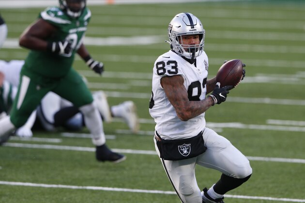 Las Vegas Raiders tight end Darren Waller, right, runs with the ball during the second half an NFL football game against the New York Jets, Sunday, Dec. 6, 2020, in East Rutherford, N.J. (AP Photo/Noah K. Murray)