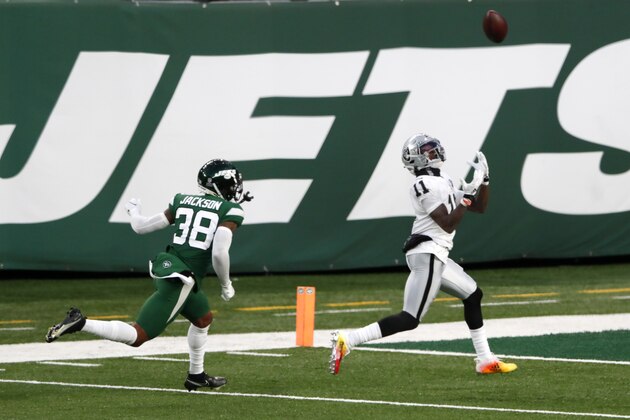 Henry Ruggs III, derecha, atrapa un pase de touchdown por los Raiders de Las Vegas en el duelo de NFL en contra de los Jets de Nueva York, el domingo 6 de diciembre de 2020, en East Rutherford, Nueva Jersey. (AP Foto/Noah K. Murray)