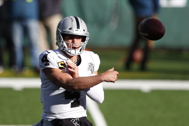 Las Vegas Raiders quarterback Derek Carr throws during the first half an NFL football game against the New York Jets, Sunday, Dec. 6, 2020, in East Rutherford, N.J. (AP Photo/Noah K. Murray)