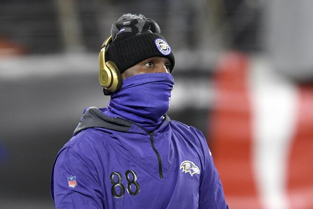 El receptor de los Ravens de Baltimore Dez Bryant en el calentamiento antes del juego del martes 8 de diciembre del 2020 ante los Cowboys de Dallas en Baltimore. El miércoles 9 de diciembre del 2020 el Dr. Allen Sills defiende el procedimiento que siguieron en las pruebas de COVID-19 de Bryant. El jugador recibió una prueba inconclusa tras ser activado para el encuentro. Fue retirado del campo durante el calentamiento y se le realizó otra prueba. (AP Foto/Nick Wass) El receptor de los Ravens de Baltimore Dez Bryant en el calentamiento antes del juego del martes 8 de diciembre del 2020 ante los Cowboys de Dallas en Baltimore. El miércoles 9 de diciembre del 2020 el Dr. Allen Sills defiende el procedimiento que siguieron en las pruebas de COVID-19 de Bryant. El jugador recibió una prueba inconclusa tras ser activado para el encuentro. Fue retirado del campo durante el calentamiento y se le realizó otra prueba. (AP Foto/Nick Wass)
