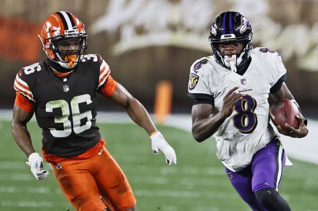 El quarterback Lamar Jackson (8), de los Ravens de Baltimore, escapa bajo la presiÃ³n del cornerback M.J. Stewart Jr., de los Browns de Cleveland, en la segunda mitad del duelo de NFL del lunes 14 de diciembre de 2020, en Cleveland. (AP Foto/Ron Schwane)