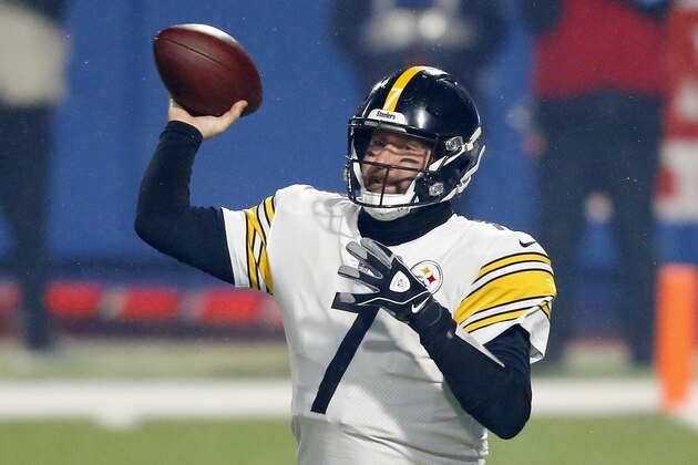 En foto del 13 de diciembre del 2020 el quarterback de los Steelers de Pittsburgh Ben Roethlisberger lanza el balón en el encuentro ante los Bills de Búfalo. El domingo 20 de diciembre del 2020 aunque los Steelers han perdido dos juegos consecutivos, Roethlisberger no está preocupado y dice que tienen tres semanas para alistarse para la postemporada. (AP Photo/Adrian Kraus)