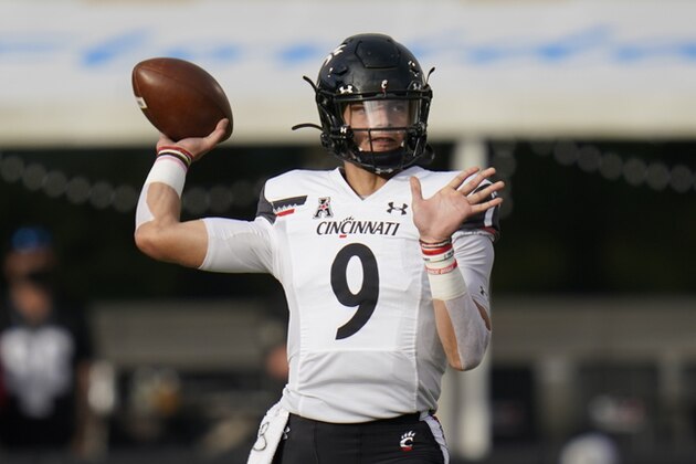 Cincinnati quarterback Desmond Ridder looks for a receiver against Central Florida during the first half of an NCAA college football game, Saturday, Nov. 21, 2020, in Orlando, Fla. (AP Photo/John Raoux)